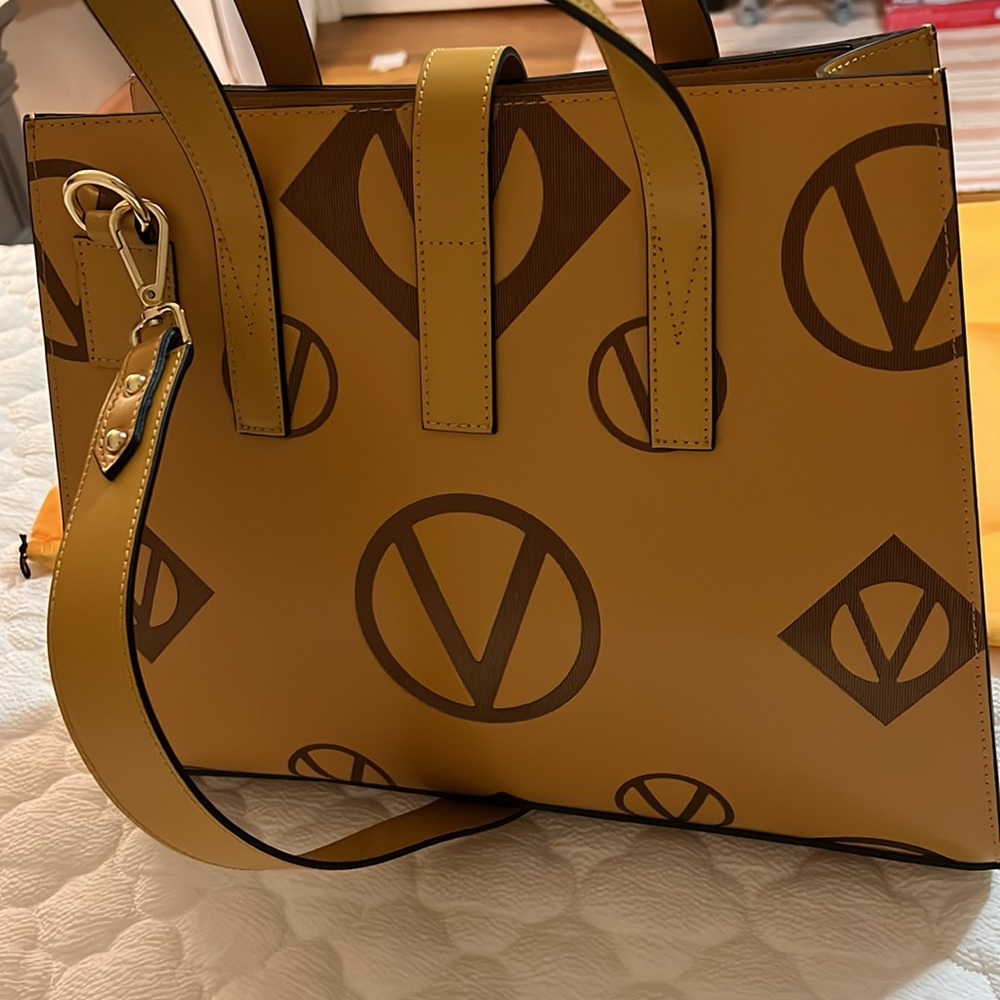 VALENTINO
HANDBAGS - Picture 5 of 8